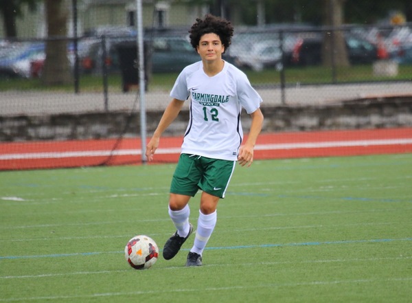 Luis Steven Vasquez looking for teammate to pass to
